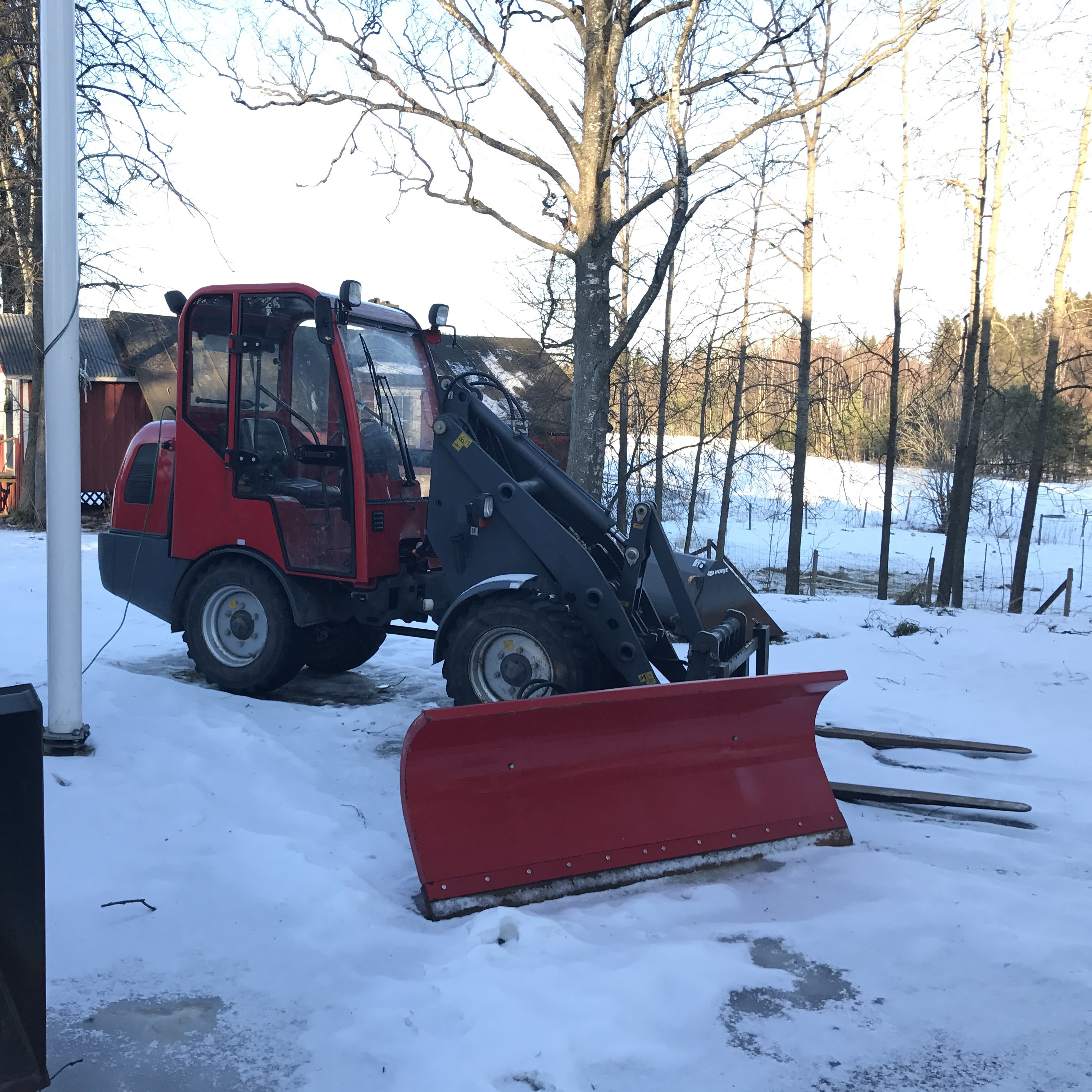 Kompakter Radlader mit Schneefräse für den Kommunalbau